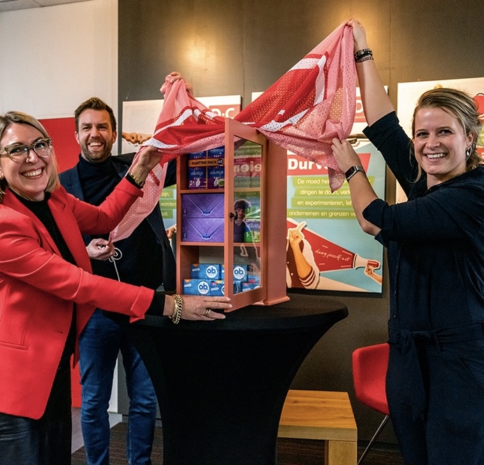 Eerste menstruatiekastje op een mbo in Nederland  hangt in Drenthe College in Emmen